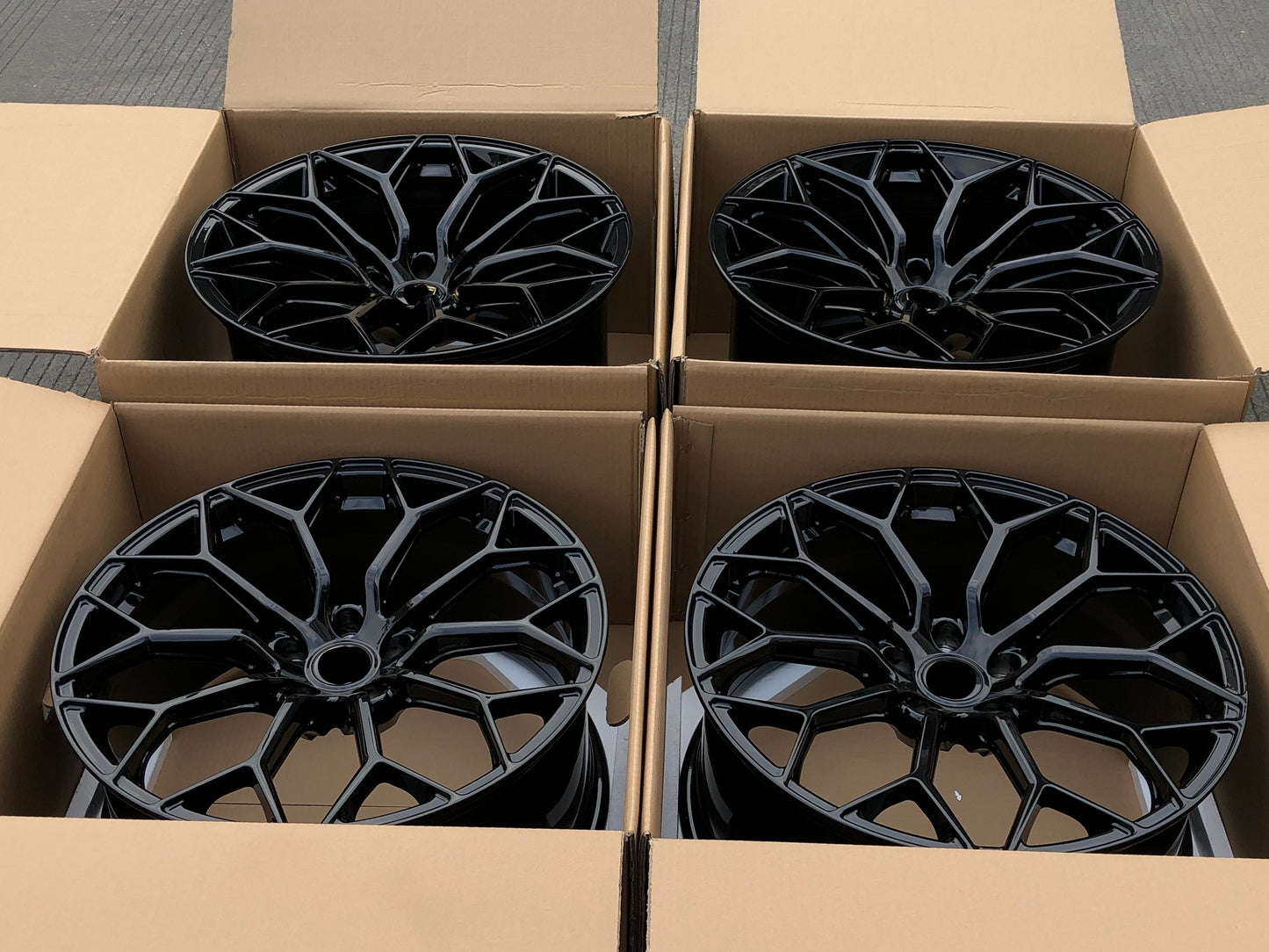 We produced premium quality forged wheels rims for LAMBORGHINI HURACAN Our wheels sizes: Front 20 x 9 ET 30 Rear 21 x 12 ET 32 Finishing: Glossy Black Forged wheels can be produced in any wheel specs by your inquiries and we can provide our specs