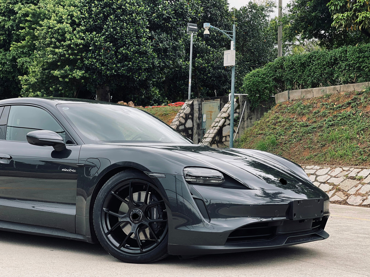 GT3 STYLE We produced premium quality forged wheels rims for PORSCHE TAYCAN Our wheels sizes: Front 21 x 9.5 ET 60 Rear 21 x 11.5 ET 66 Finishing: Matt Black Forged wheels can be produced in any wheel specs by your inquiries and we can provide our specs