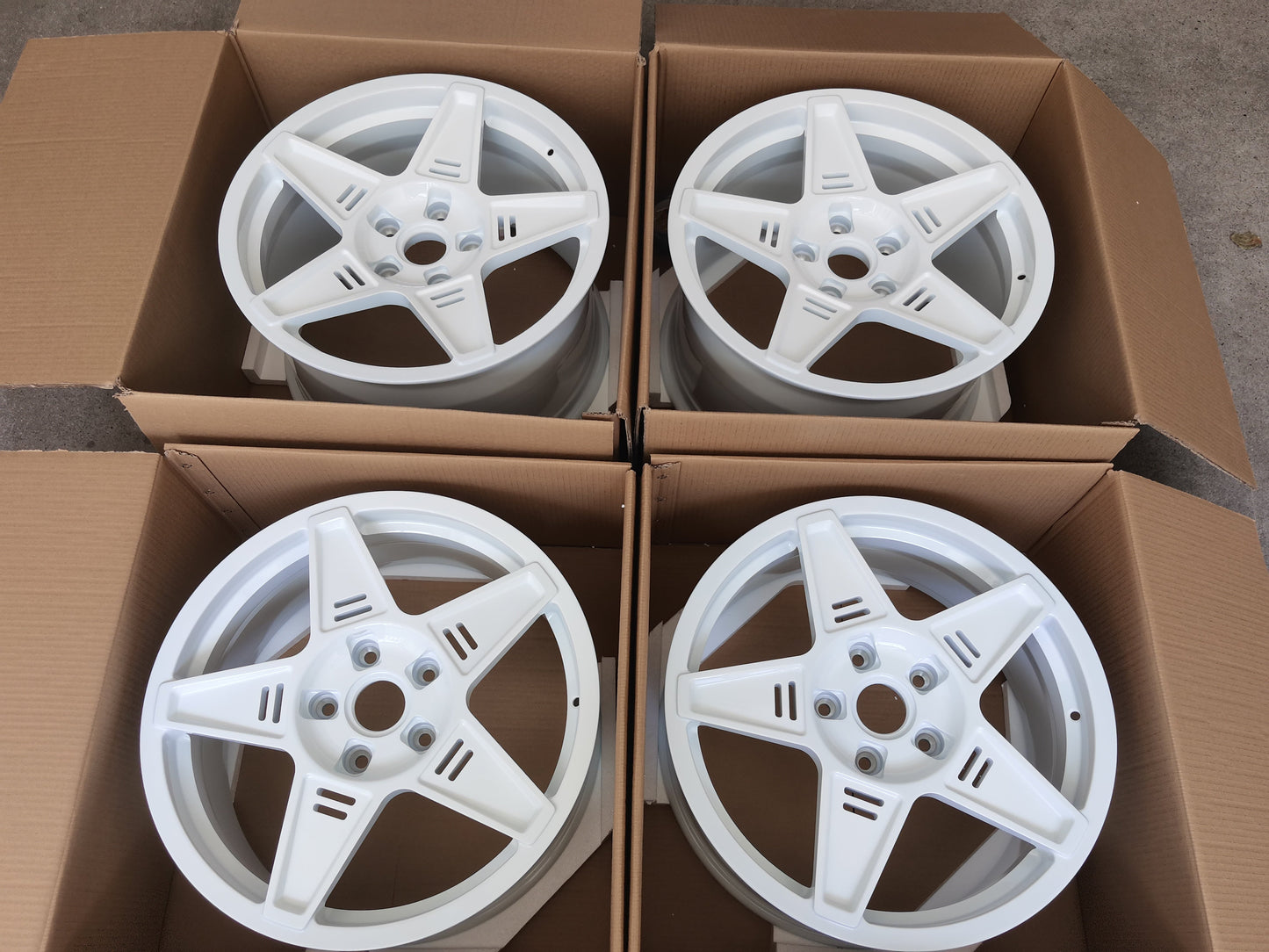 HRE 505M We produced premium quality forged wheels rims for PORSCHE 911 997.1 Our wheels sizes: Front 19 x 8 ET 50 Rear 19 x 11 ET 52 Finishing: Glossy White Forged wheels can be produced in any wheel specs by your inquiries and we can provide our specs