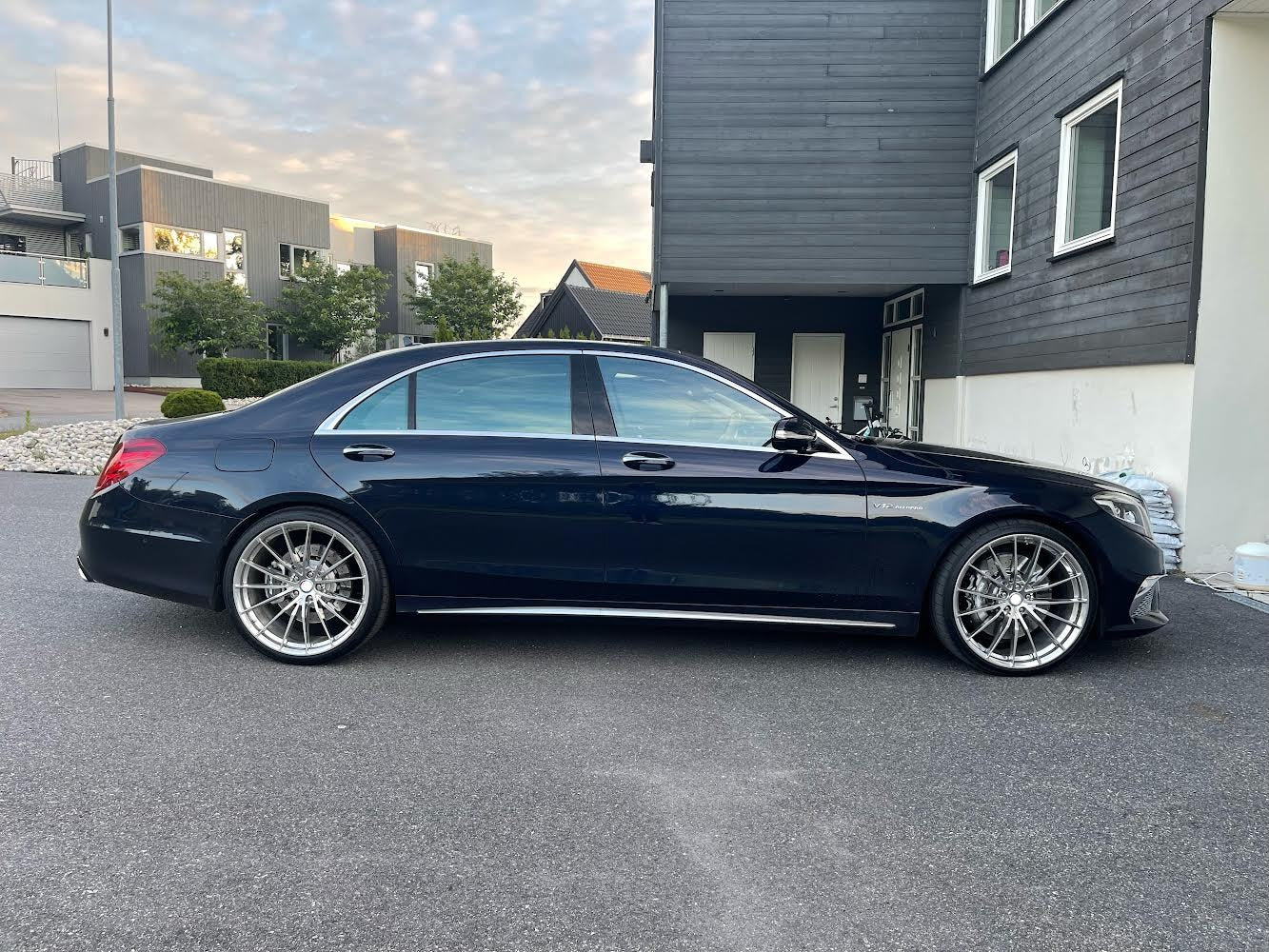 HRE P103 We produced premium quality forged wheels rims for MERCEDES BENZ S CLASS W222 Our wheels sizes: Front 22 x 9 ET 31 Rear 22 x 10 ET 35 Finishing: Polished Forged wheels can be produced in any wheel specs by your inquiries and we can provide our specs