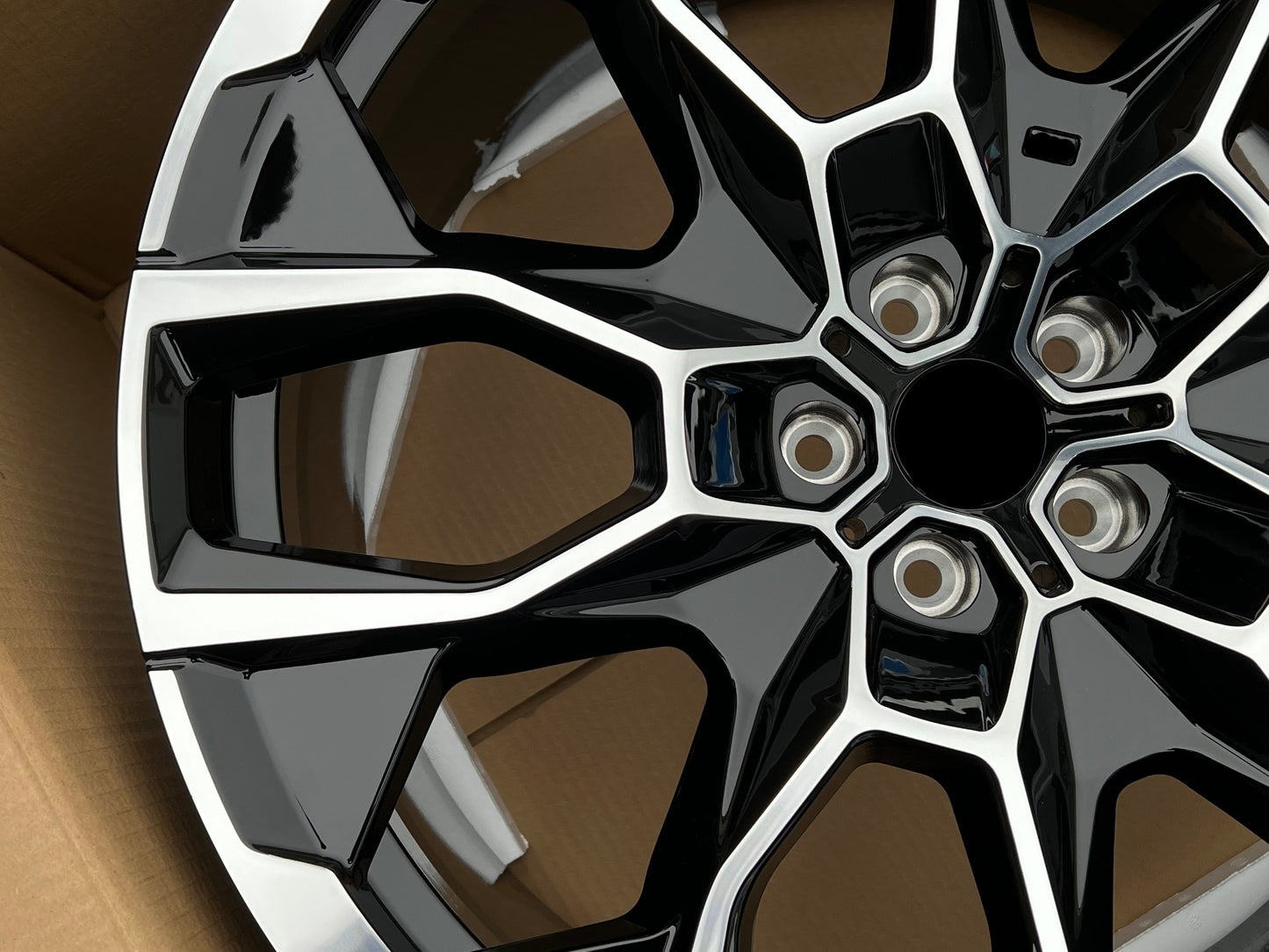 NEW 913M BMW X7 LCI We manufacture premium quality forged wheels rims for BMW X7 G07 LCI 2022+ in any design, size, color. Wheels size: Front 22 x 9.5 ET 22 Rear 22 x 10.5 ET 28 PCD: 5 X 112 CB: 66.6 BLACK DIAMOND Forged wheels can be produced in any wheel specs by your inquiries and we can provide our specs