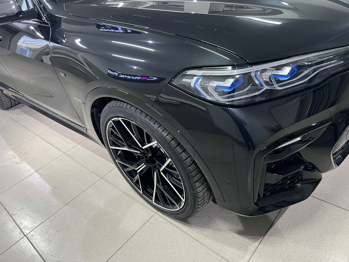 811M STYLE M8 WHEELS We produced premium quality forged wheels rims for  BMW X7 G07  Our wheels sizes:   Front 22 x 9.5 ET 22  Rear 22 x 10.5 ET 28  Finishing: Glossy Black + Machined Face  Forged wheels can be produced in any wheel specs by your inquiries and we can provide our specs