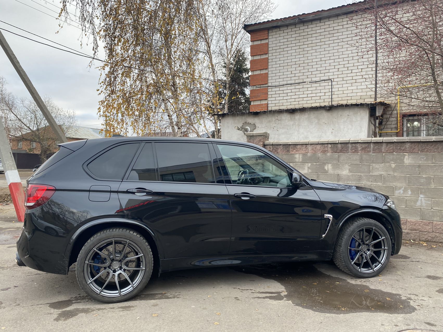 We produced premium quality forged wheels rims for  BMW X5M F85  Our wheels sizes:  Front 21 x 10.5 ET 21  Rear 22 x 11.5 ET 28  Finishing:   Forged wheels can be produced in any wheel specs by your inquiries and we can provide our specs