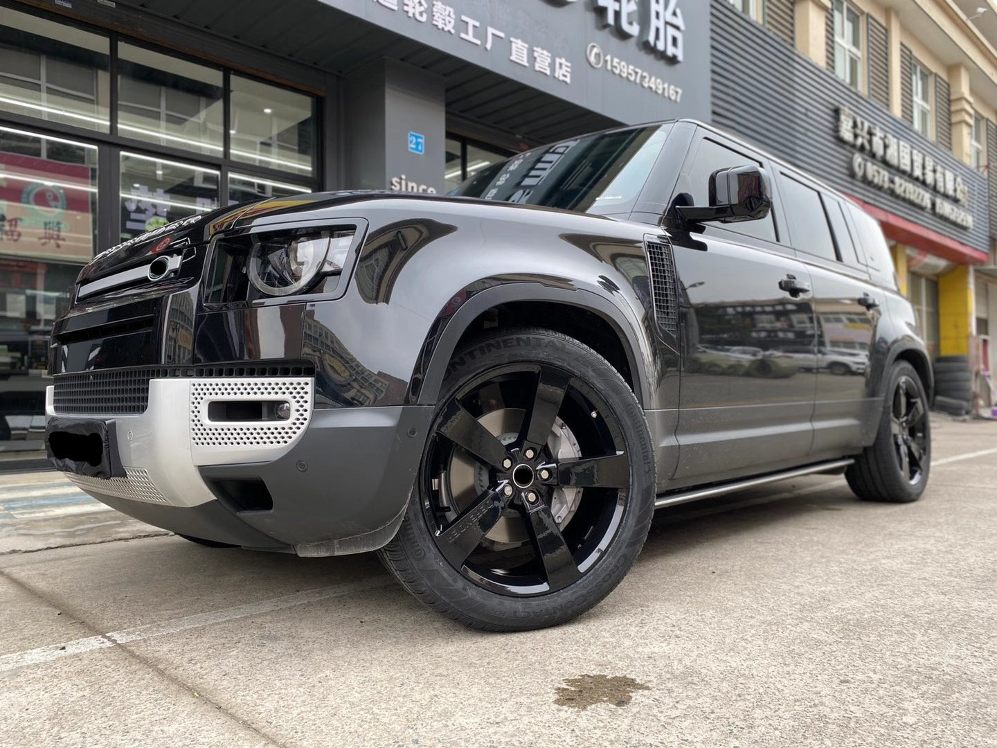 We produced premium quality forged wheels rims for  LAND ROVER DEFENDER L663  Our wheels sizes:   Front 22 x 9 ET 44.5  Rear 22 x 9 ET 44.5  Finishing: Glossy Black  Forged wheels can be produced in any wheel specs by your inquiries and we can provide our specs