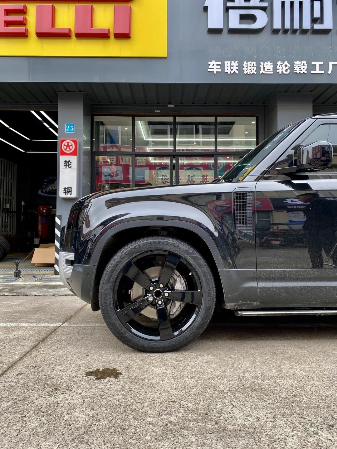 We produced premium quality forged wheels rims for  LAND ROVER DEFENDER L663  Our wheels sizes:   Front 22 x 9 ET 44.5  Rear 22 x 9 ET 44.5  Finishing: Glossy Black  Forged wheels can be produced in any wheel specs by your inquiries and we can provide our specs