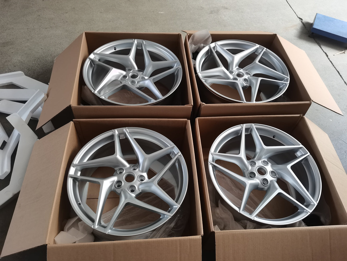 We produced premium quality forged wheels rims for  FERRARI 458 ITALIA SPIDER SPECIALE  Our wheels sizes:  Front 20 x 8.5 ET 32  Rear 21 x 11 ET 40  Finishing: Silver Alloy  Forged wheels can be produced in any wheel specs by your inquiries and we can provide our specs