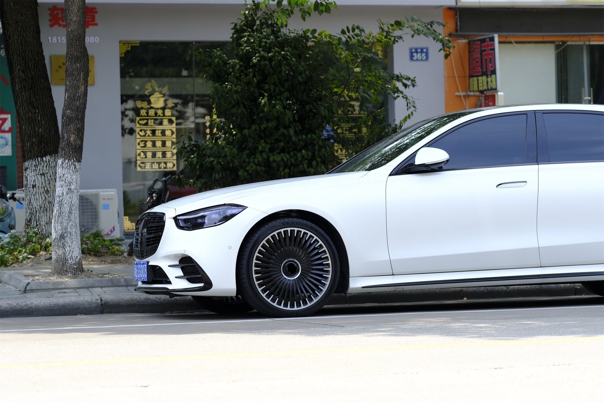 We produced premium quality forged wheels rims for  MERCEDES BENZ S CLASS W223  Our wheels sizes:   Front 22 x 9 ET 31  Rear 22 x 10 ET 35  Finishing: Matt Black + Polished Face  Forged wheels can be produced in any wheel specs by your inquiries and we can provide our specs