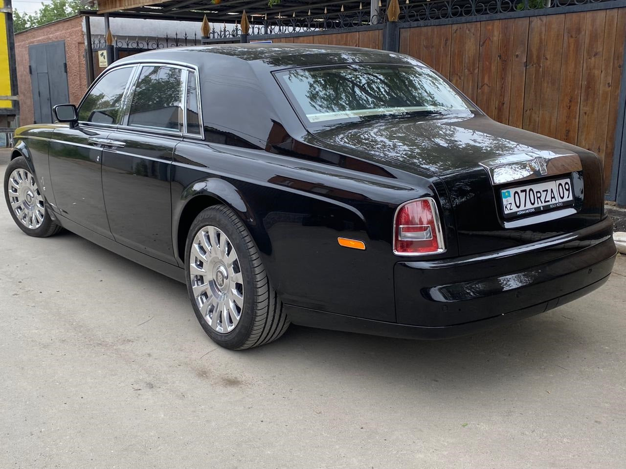 OEM We produced premium quality forged wheels rims for  ROLLS ROYCE PHANTOM  Our wheels sizes:   Front 21 x 9.5 ET 25  Rear 21 x 10 ET 30  Finishing: Chrome  Forged wheels can be produced in any wheel specs by your inquiries and we can provide our specs