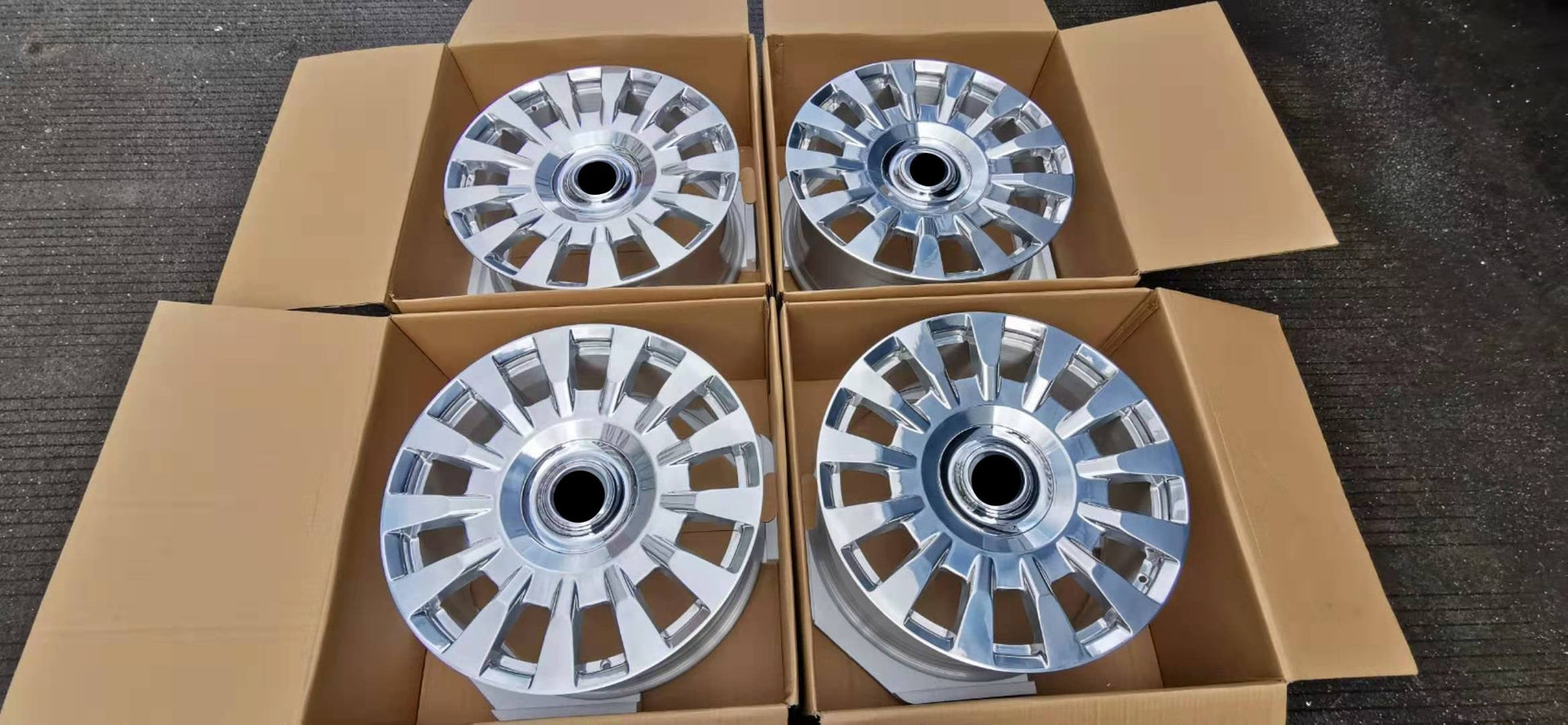 OEM We produced premium quality forged wheels rims for  ROLLS ROYCE PHANTOM  Our wheels sizes:   Front 21 x 9.5 ET 25  Rear 21 x 10 ET 30  Finishing: Chrome  Forged wheels can be produced in any wheel specs by your inquiries and we can provide our specs