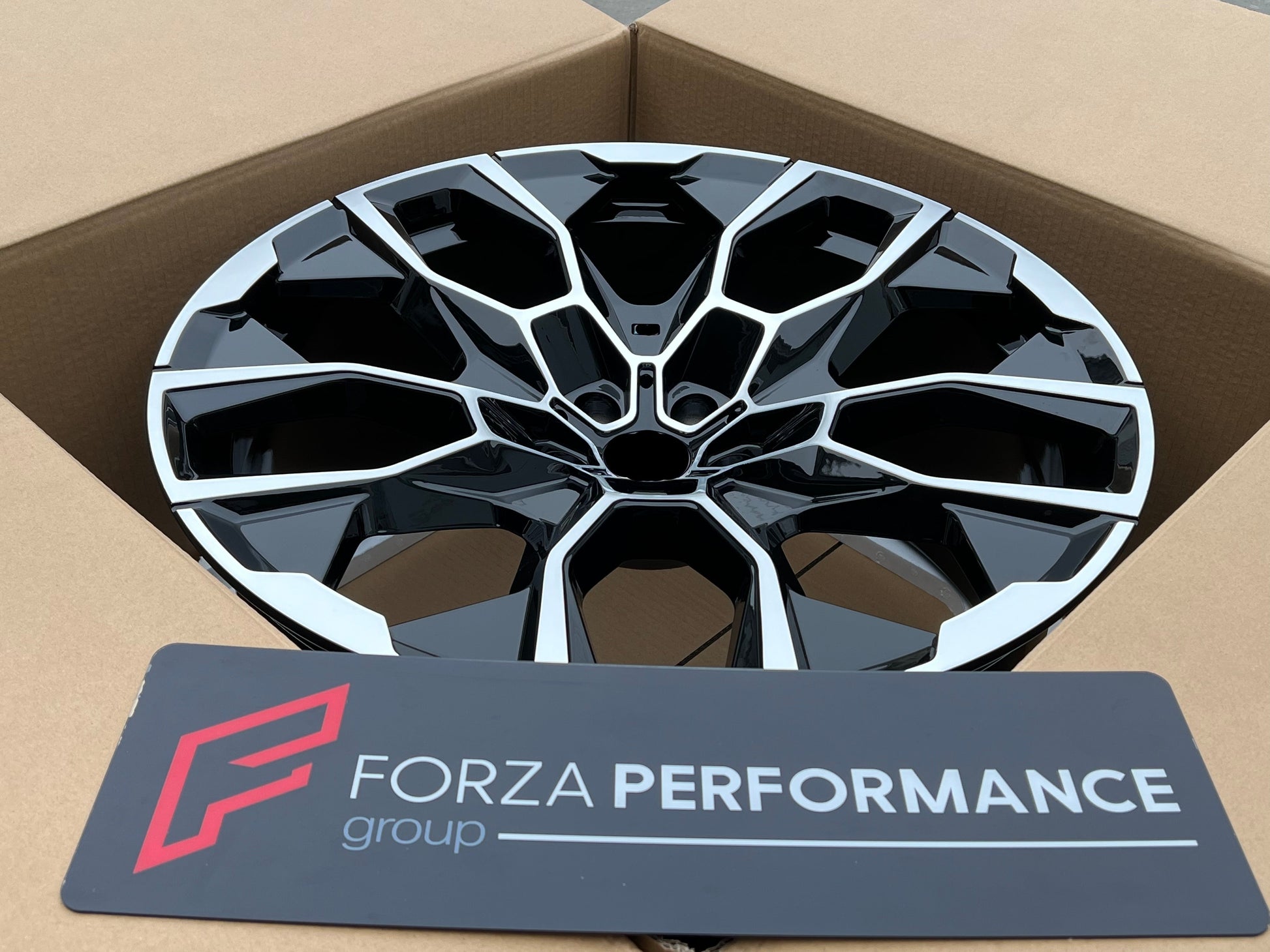 NEW 913M BMW X7 LCI We manufacture premium quality forged wheels rims for   BMW X7 G07 LCI 2022+ in any design, size, color.  Wheels size:   Front 22 x 9.5 ET 22  Rear 22 x 10.5 ET 28  PCD: 5 X 112  CB: 66.6  BLACK DIAMOND  Forged wheels can be produced in any wheel specs by your inquiries and we can provide our specs